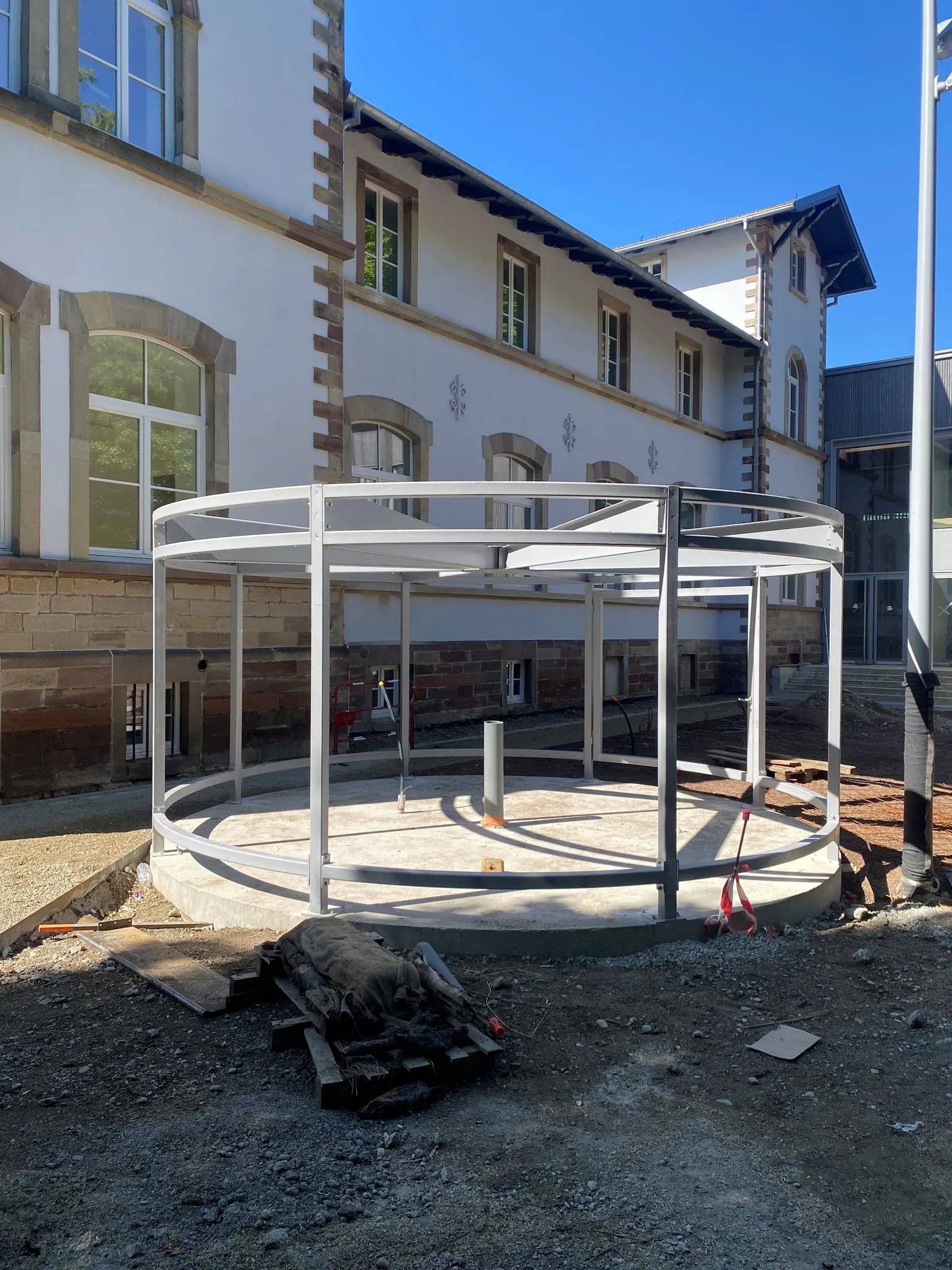 Abri de jardin métallique sur mesure dans un jardin de particulier