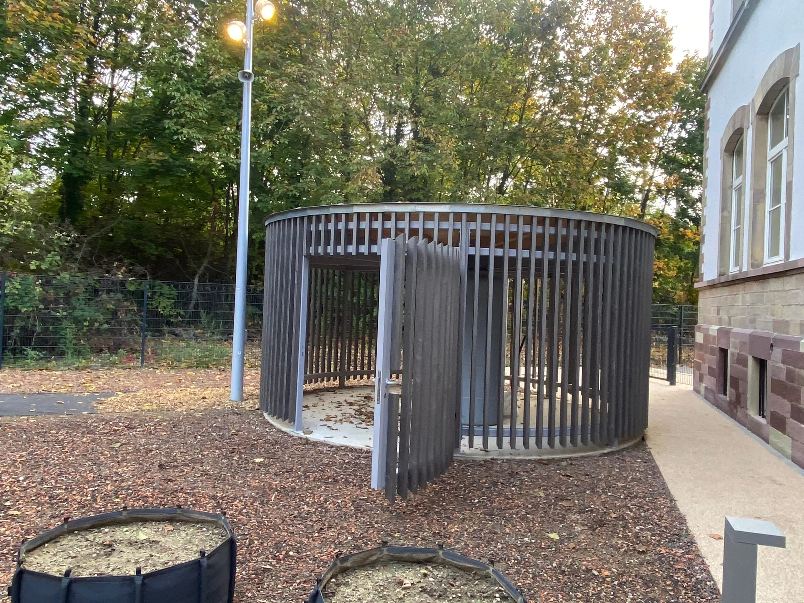 Abri de jardin métallique posé chez un particulier