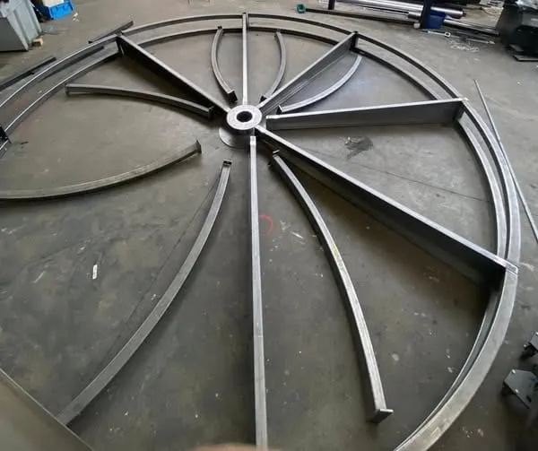 Assemblage d’un abri de jardin à l’atelier