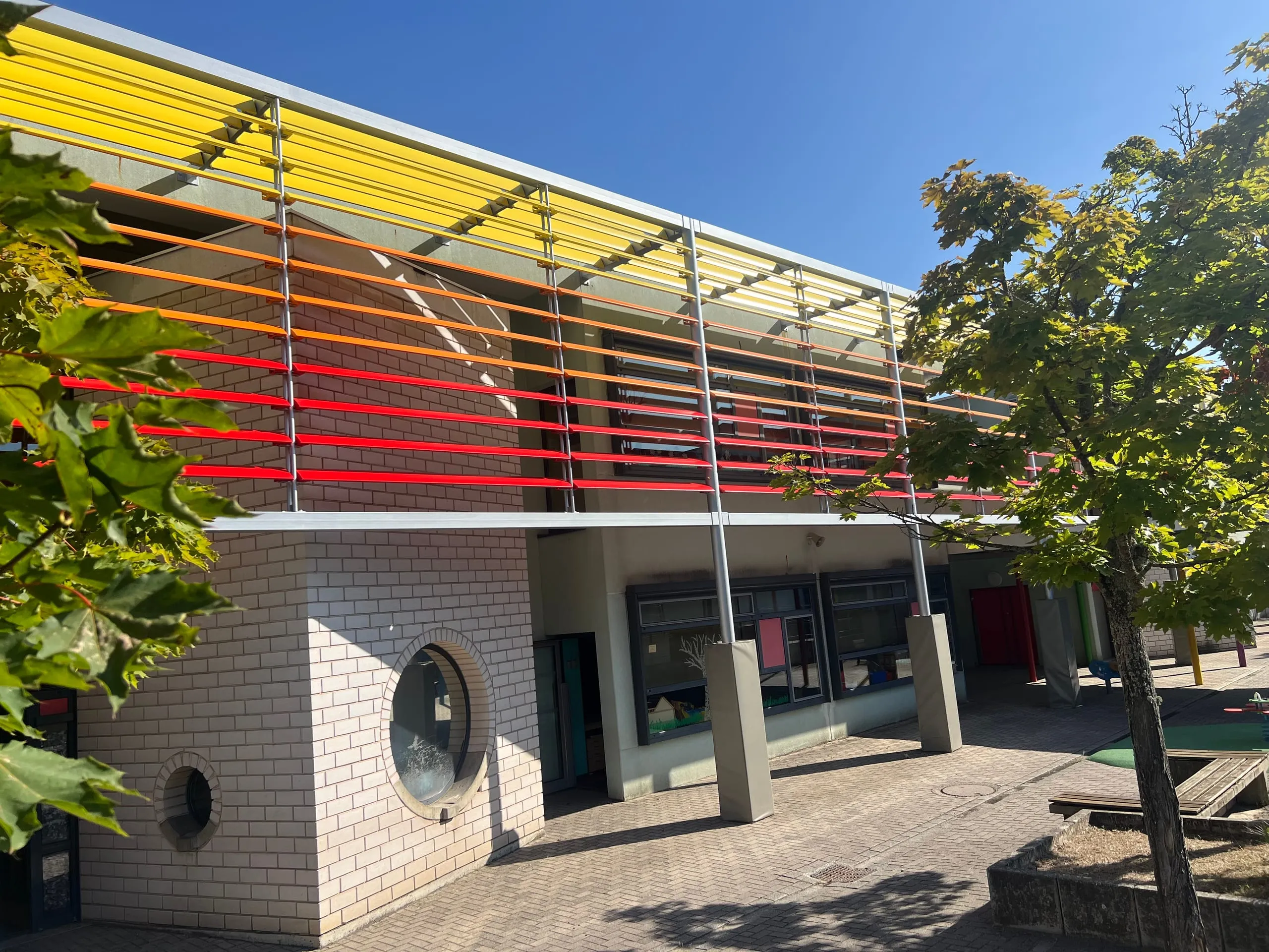Brise-soleil métallique — École de la Musau
