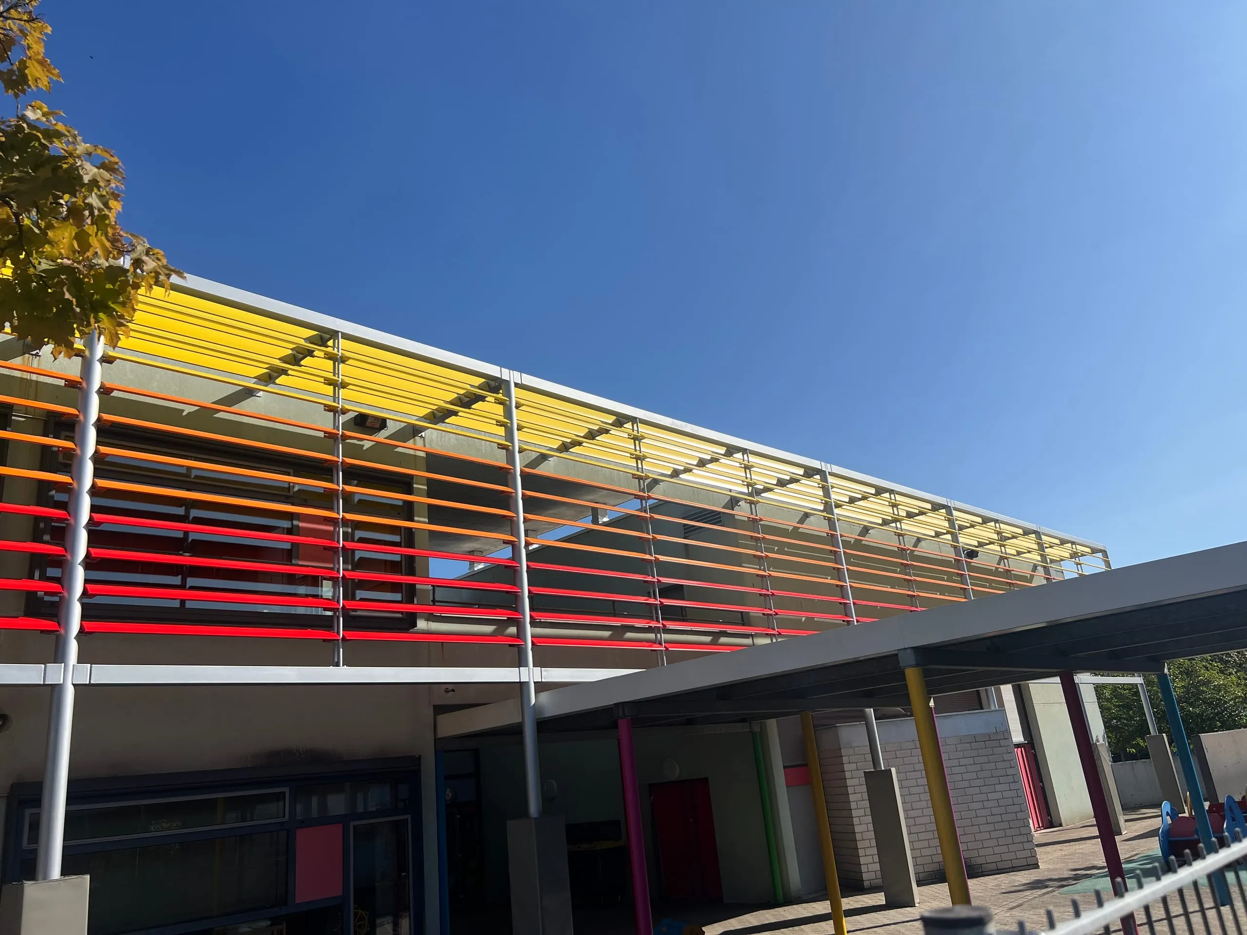 Brise-soleil métallique en façade — École de la Musau
