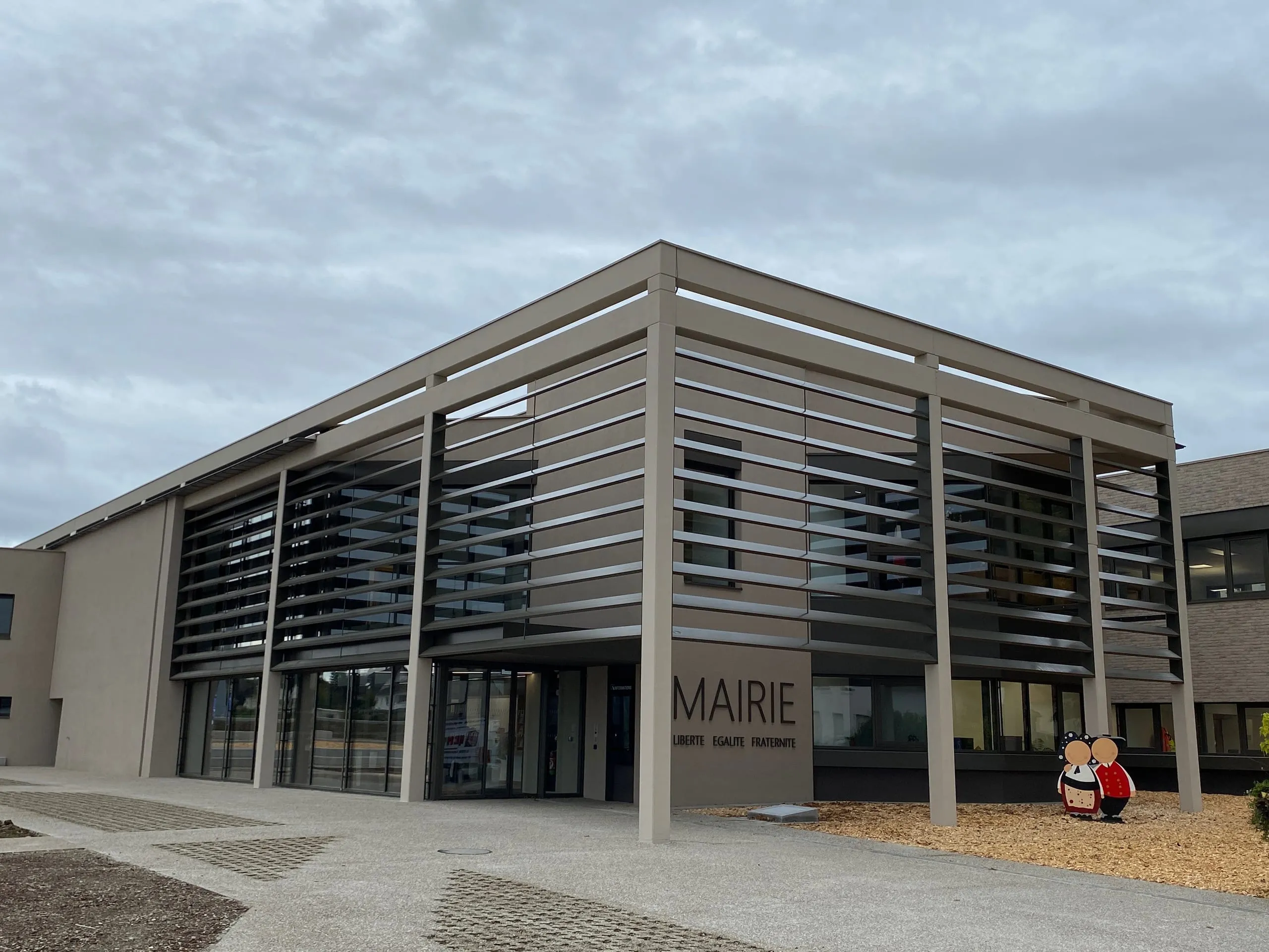 Brise-soleil métallique en façade