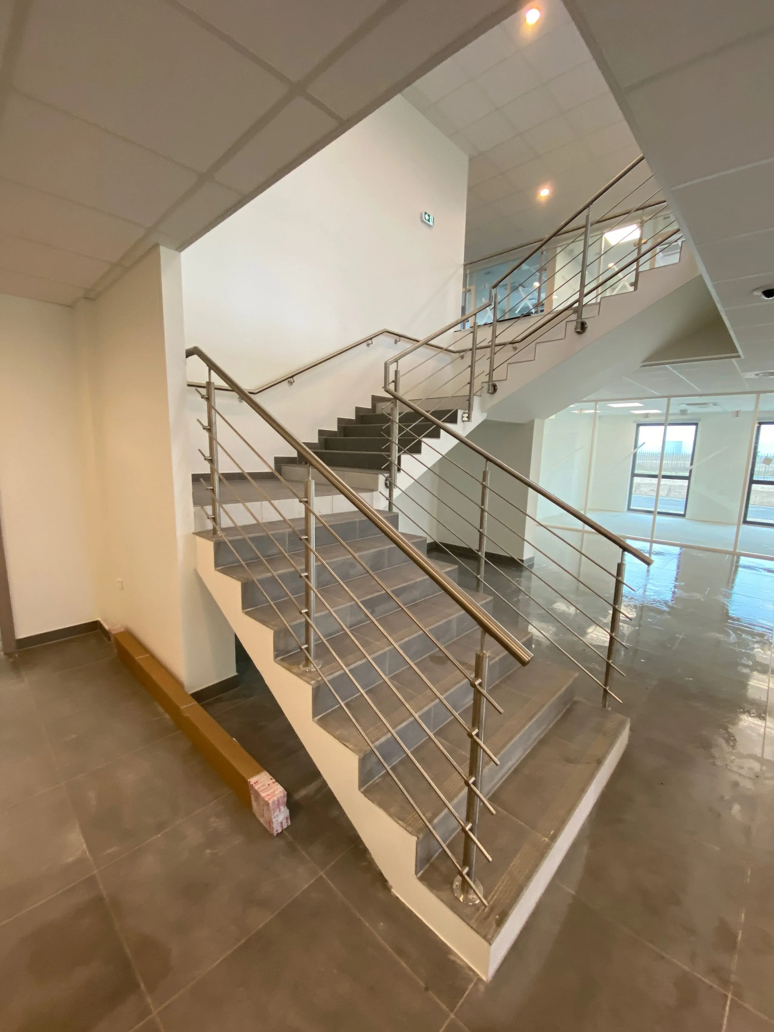 Escalier intérieur inox avec garde-corps à câbles — SUJO Drusenheim