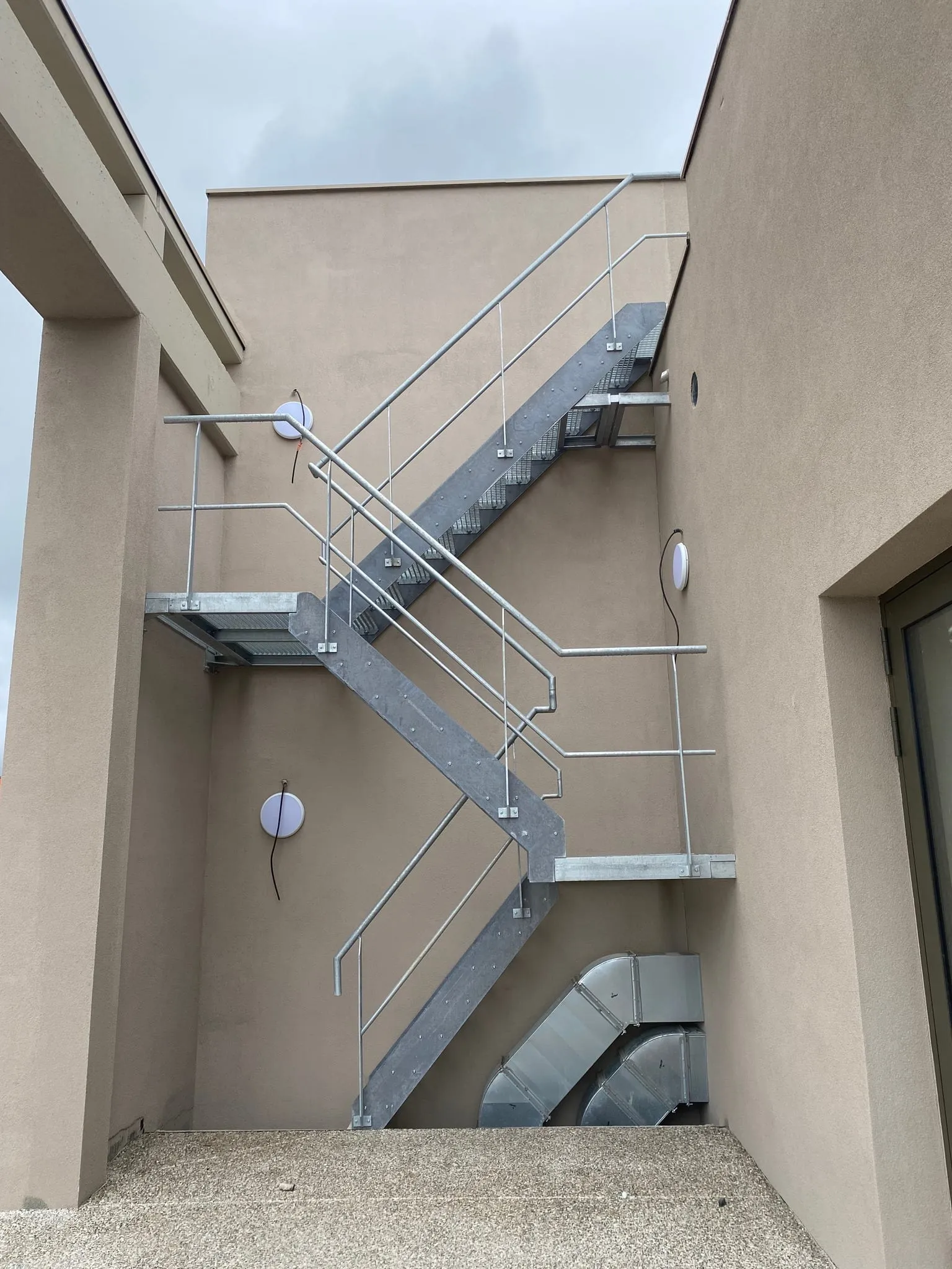 Escalier extérieur en acier galvanisé de la Mairie de Vendenheim