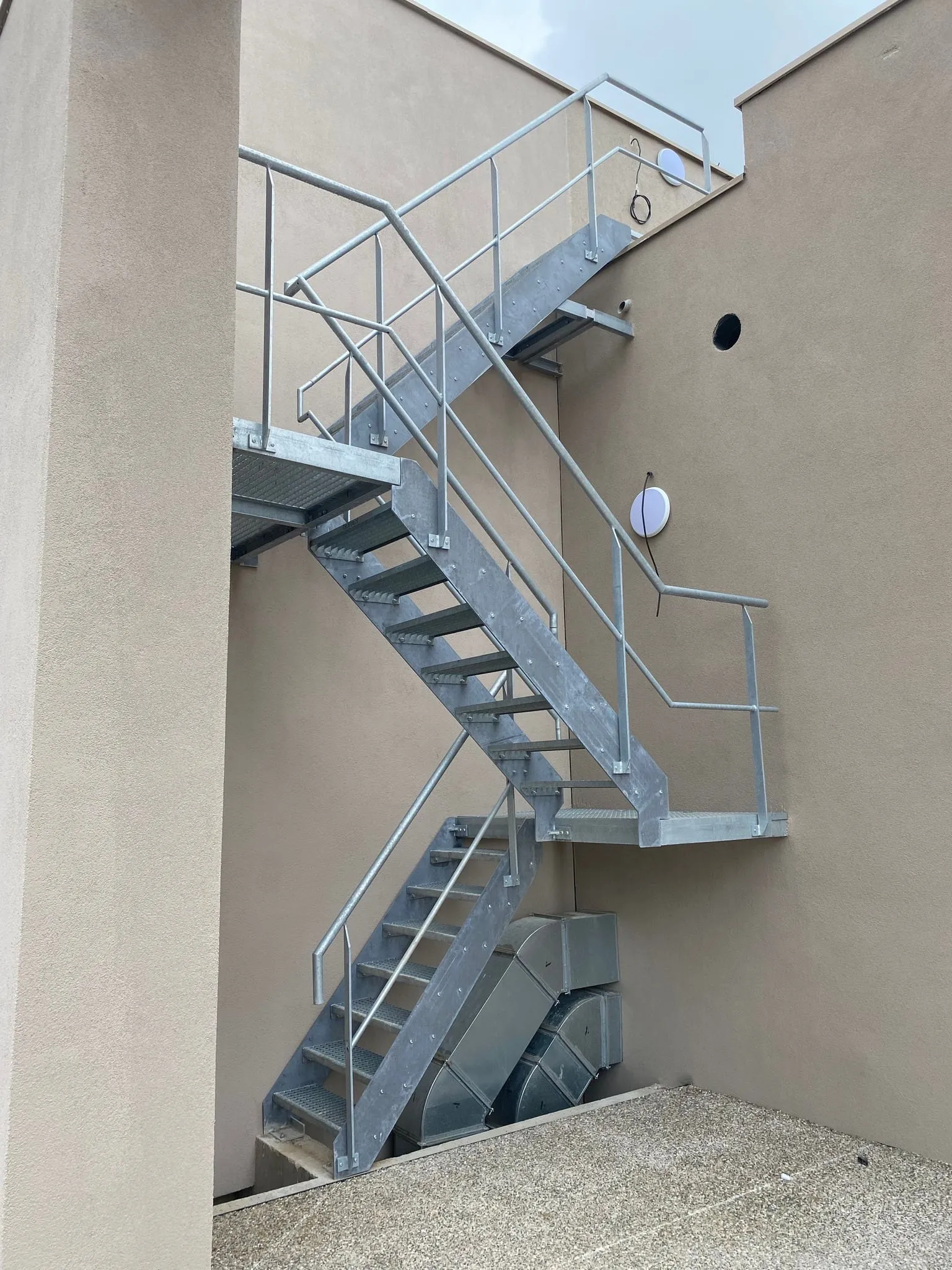 Escalier galvanisé avec garde-corps tubulaire — Mairie de Vendenheim