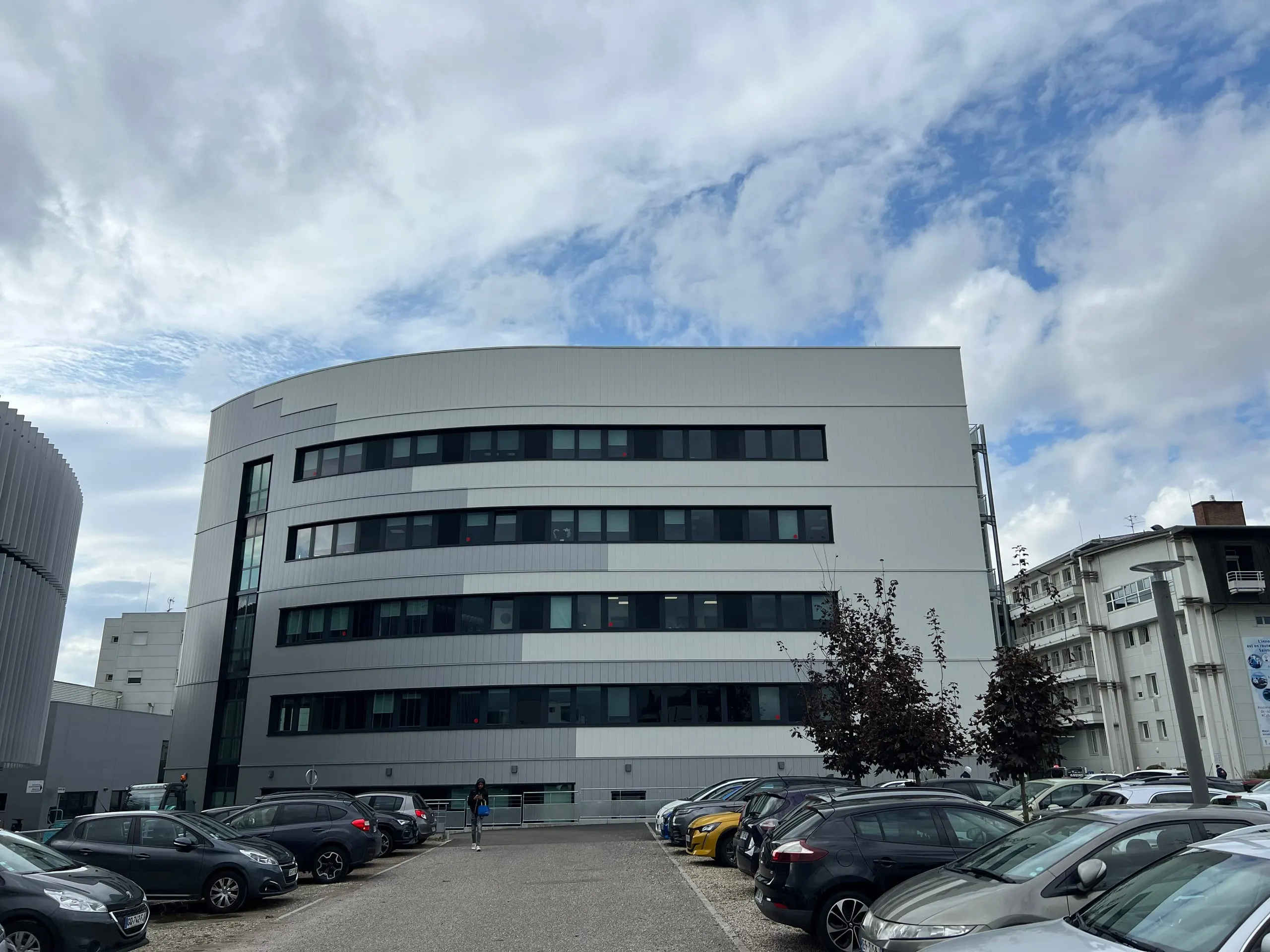 Façade métallique du bâtiment Cyberknife