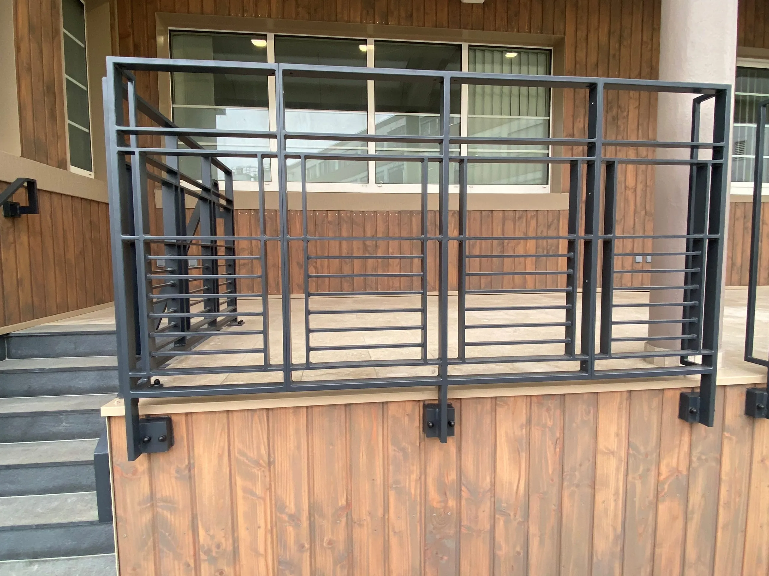 Garde-corps barreaudé en acier thermolaqué noir sur une terrasse bois