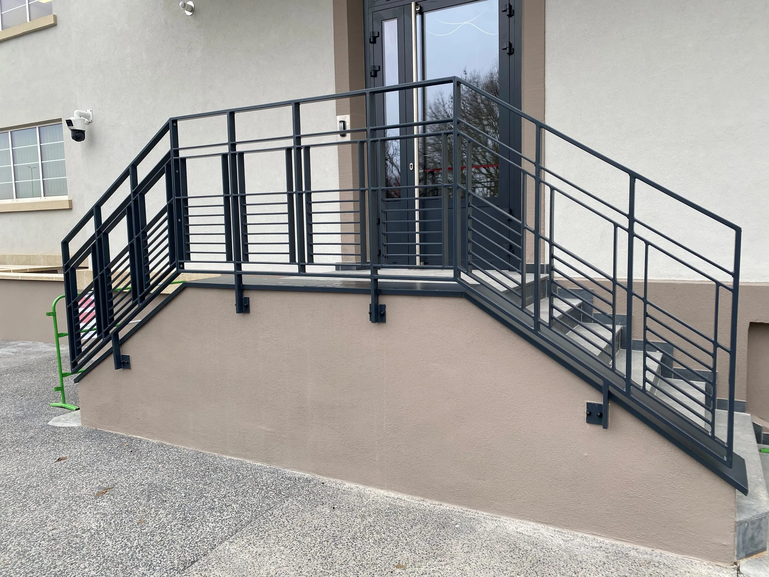 Garde-corps barreaudé en acier à l’entrée d’un bâtiment