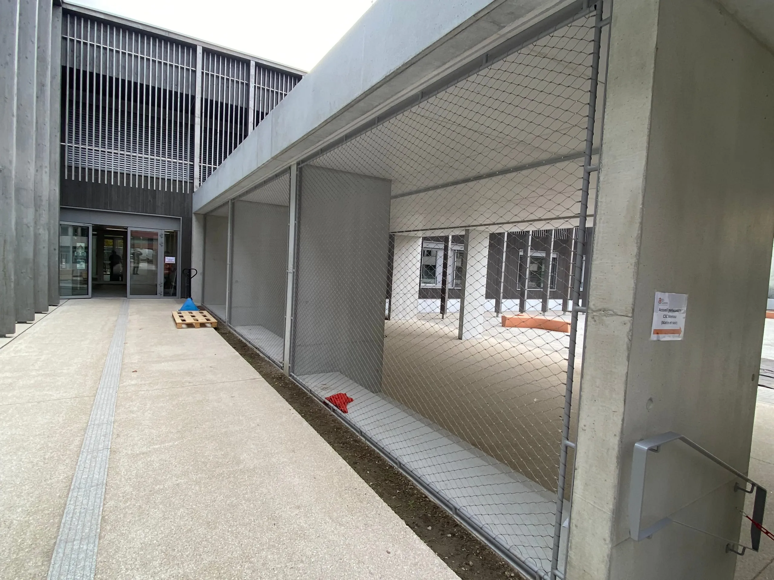 Clôture grillagée en acier — La Meinau, Strasbourg