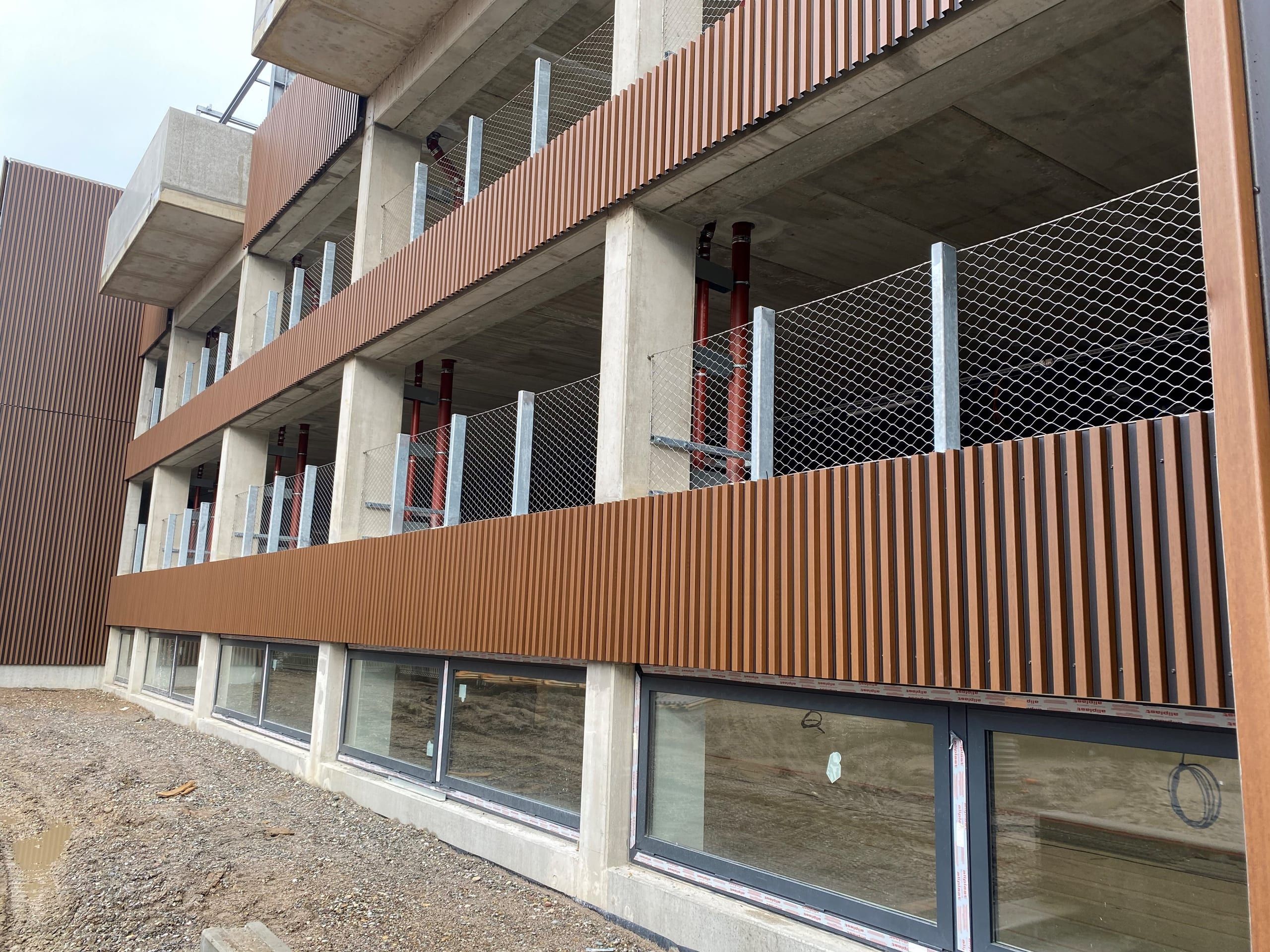 Garde-corps grillagé sur balcon — site Sainte-Anne