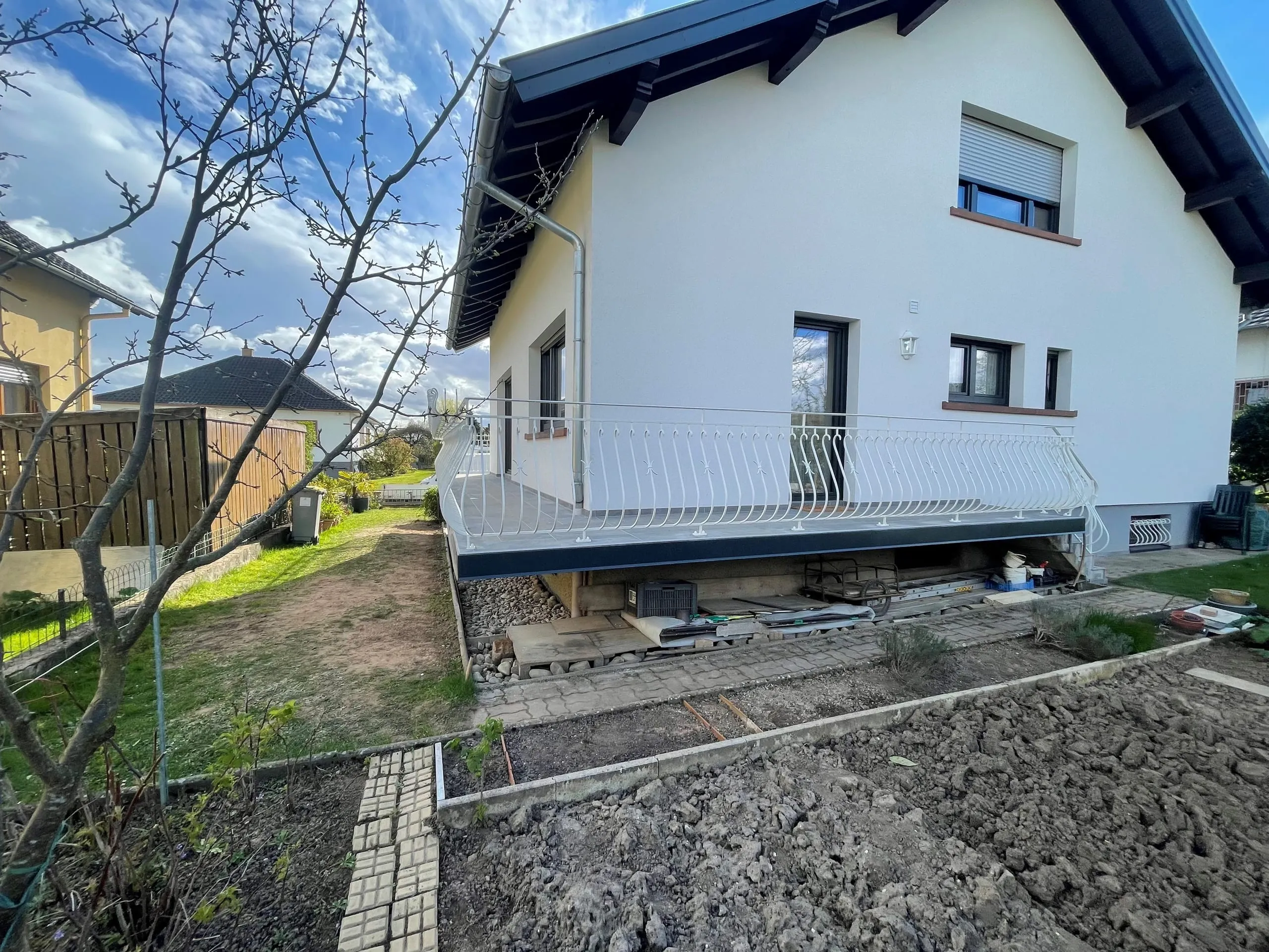 Garde-corps rénové sur le balcon d’une maison individuelle
