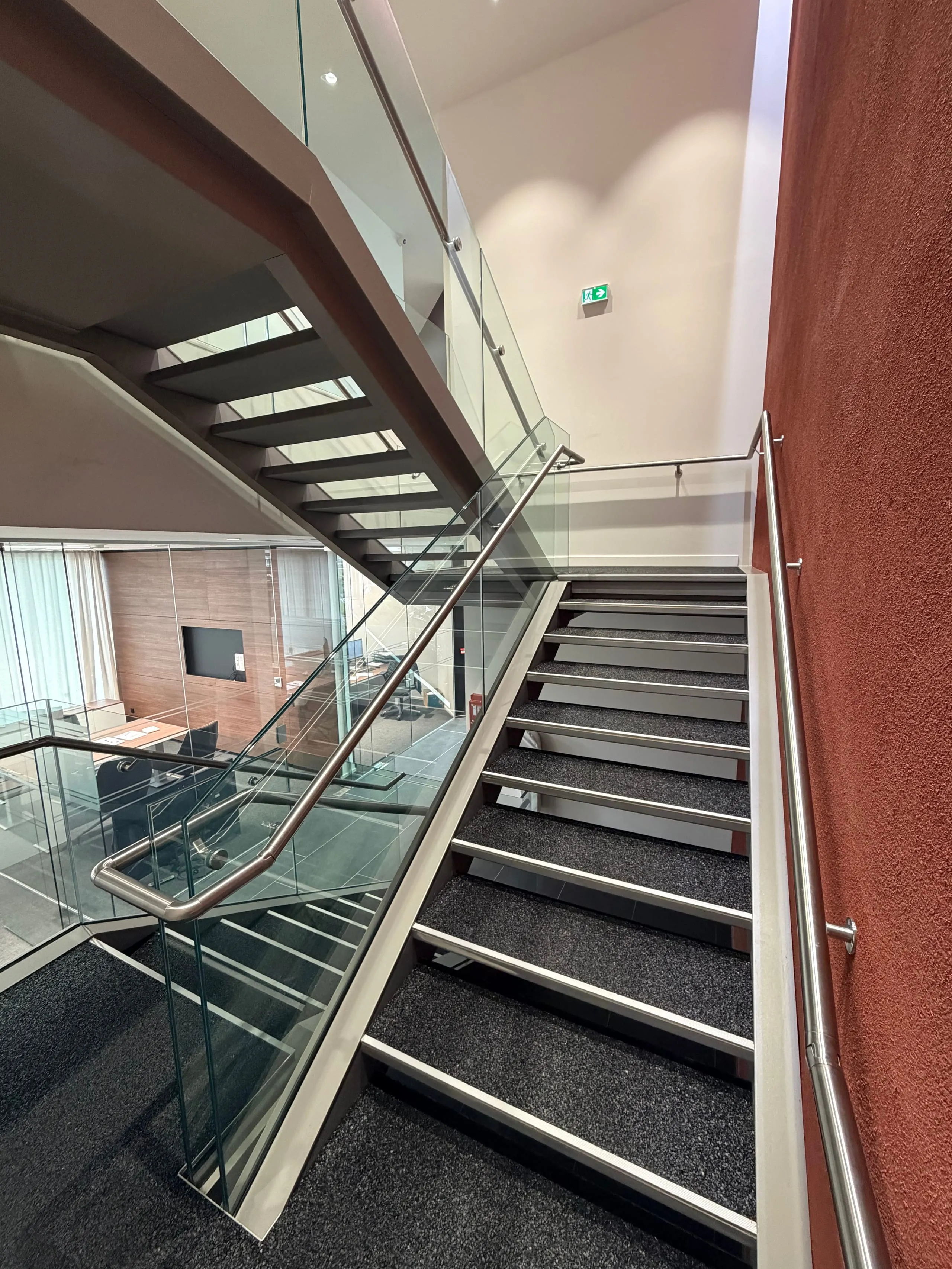 Garde-corps vitré avec main courante inox — Centre Porsche Strasbourg