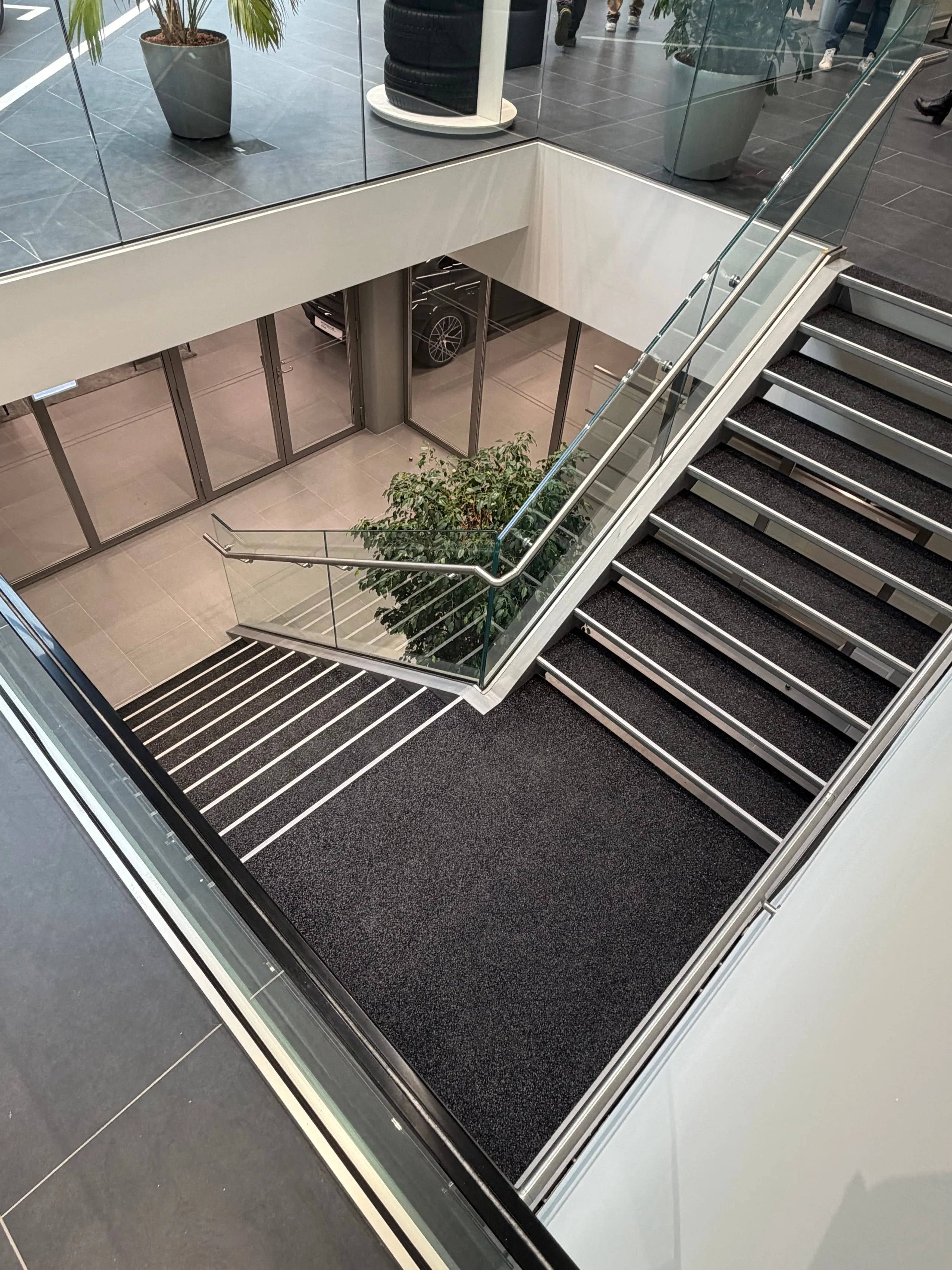 Garde-corps vitré sur mezzanine — Centre Porsche Strasbourg