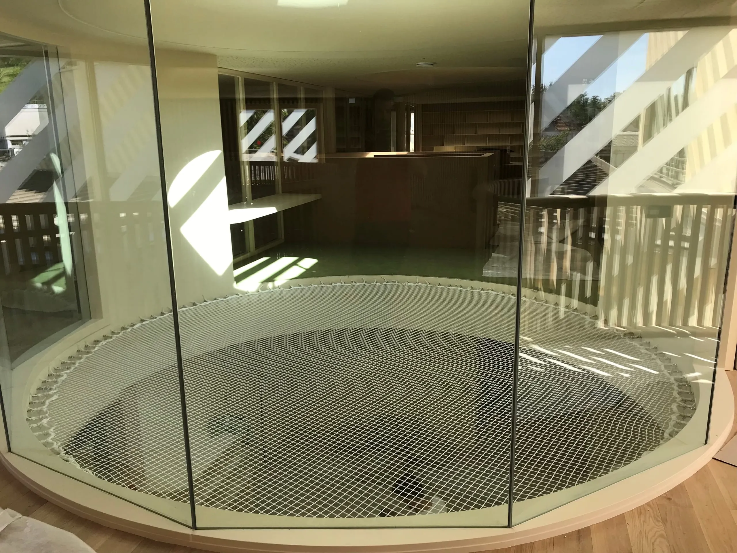 Garde-corps vitré cintré autour d’un filet d’habitation — Wœrth