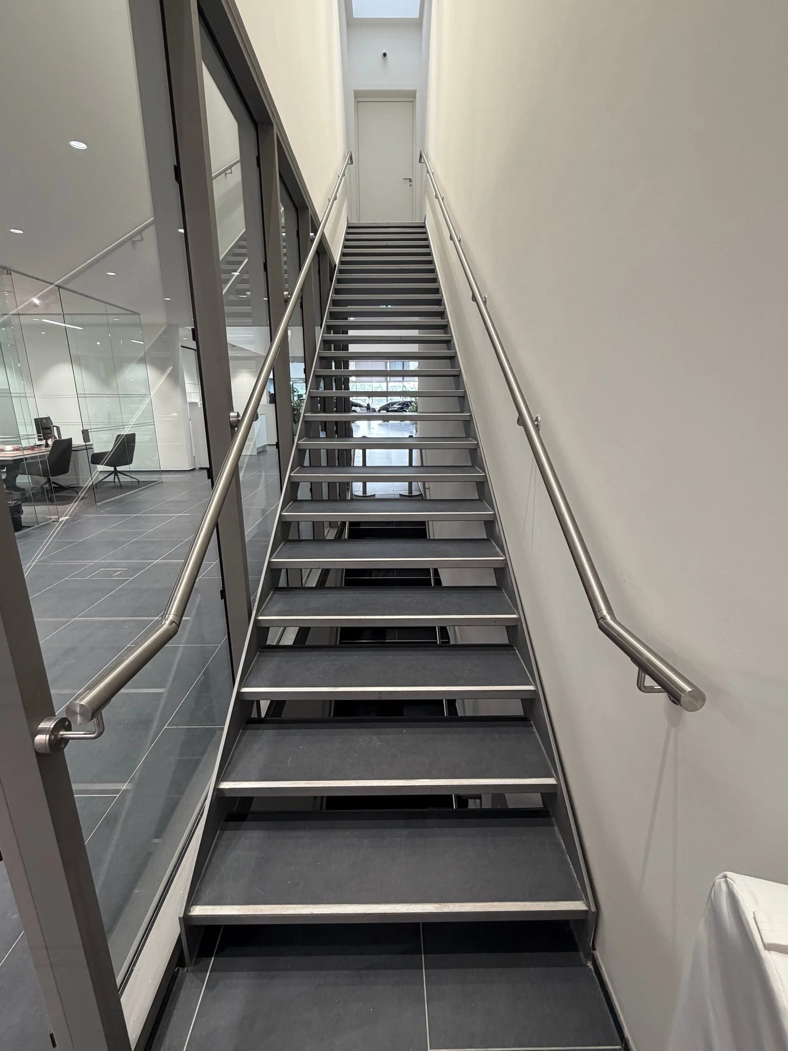 Main courante inox le long d’un escalier — Centre Porsche Strasbourg