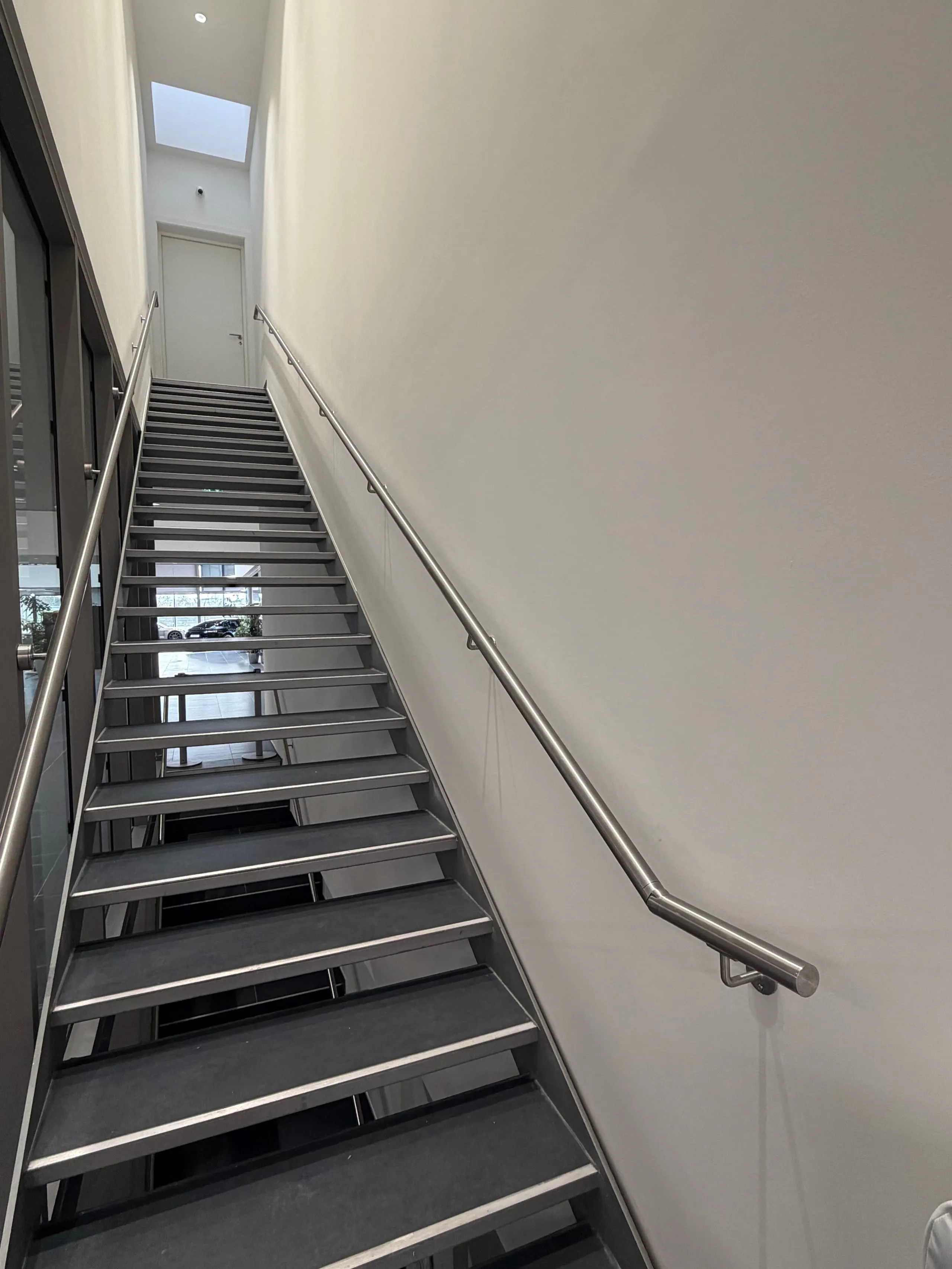 Main courante inox sur escalier — Centre Porsche Strasbourg