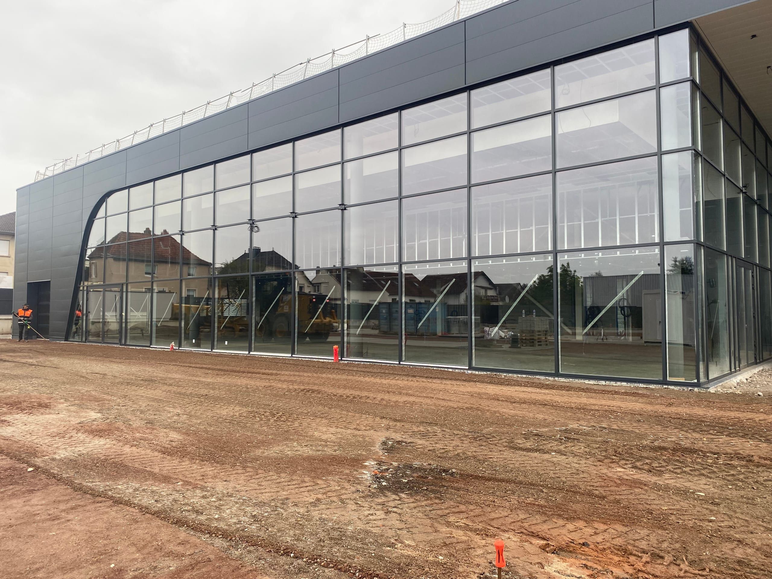 Mur rideau vitré de la concession Mercedes-Benz de Forbach