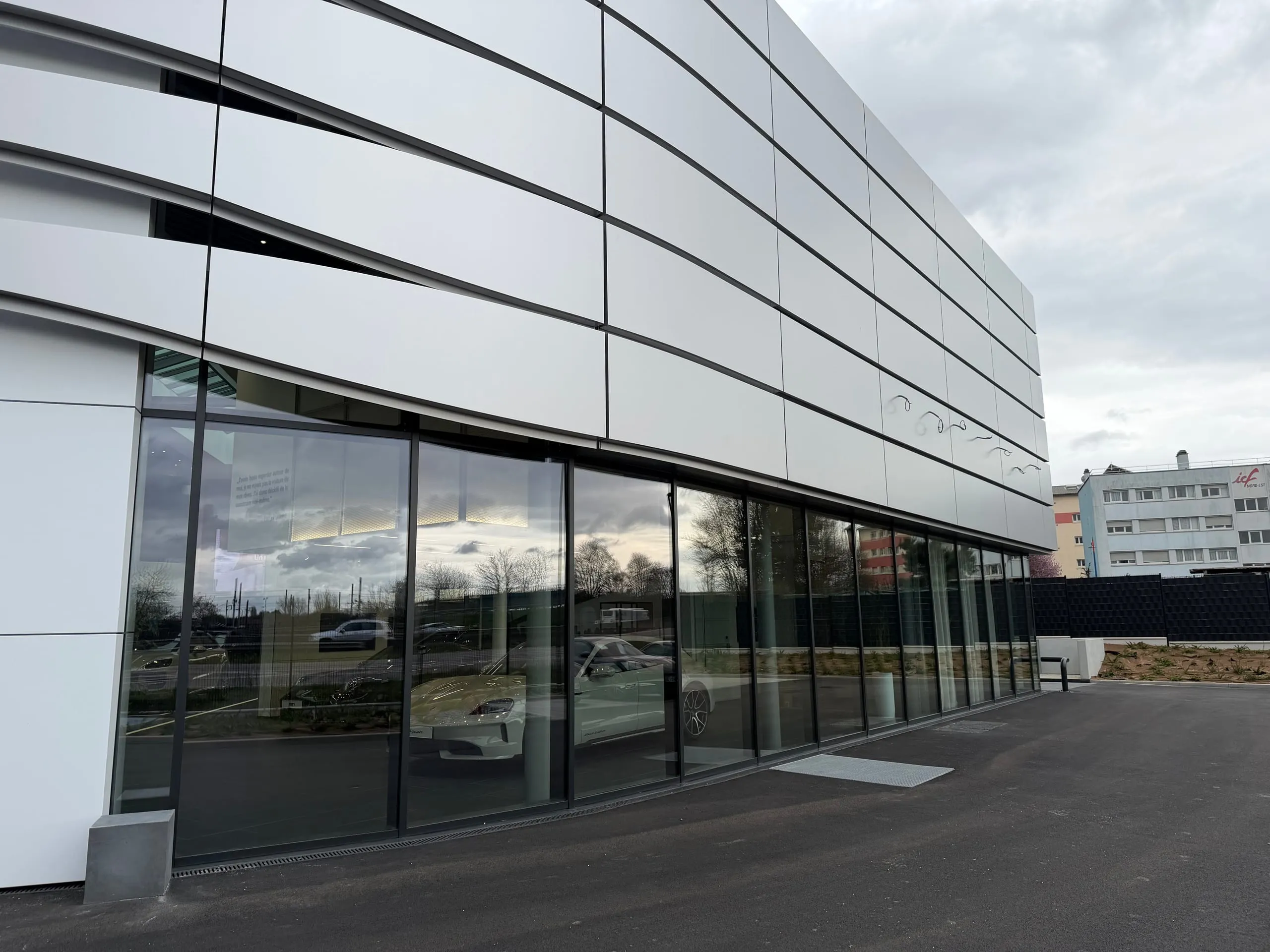 Mur rideau vitré du Centre Porsche Strasbourg avec façade aluminium