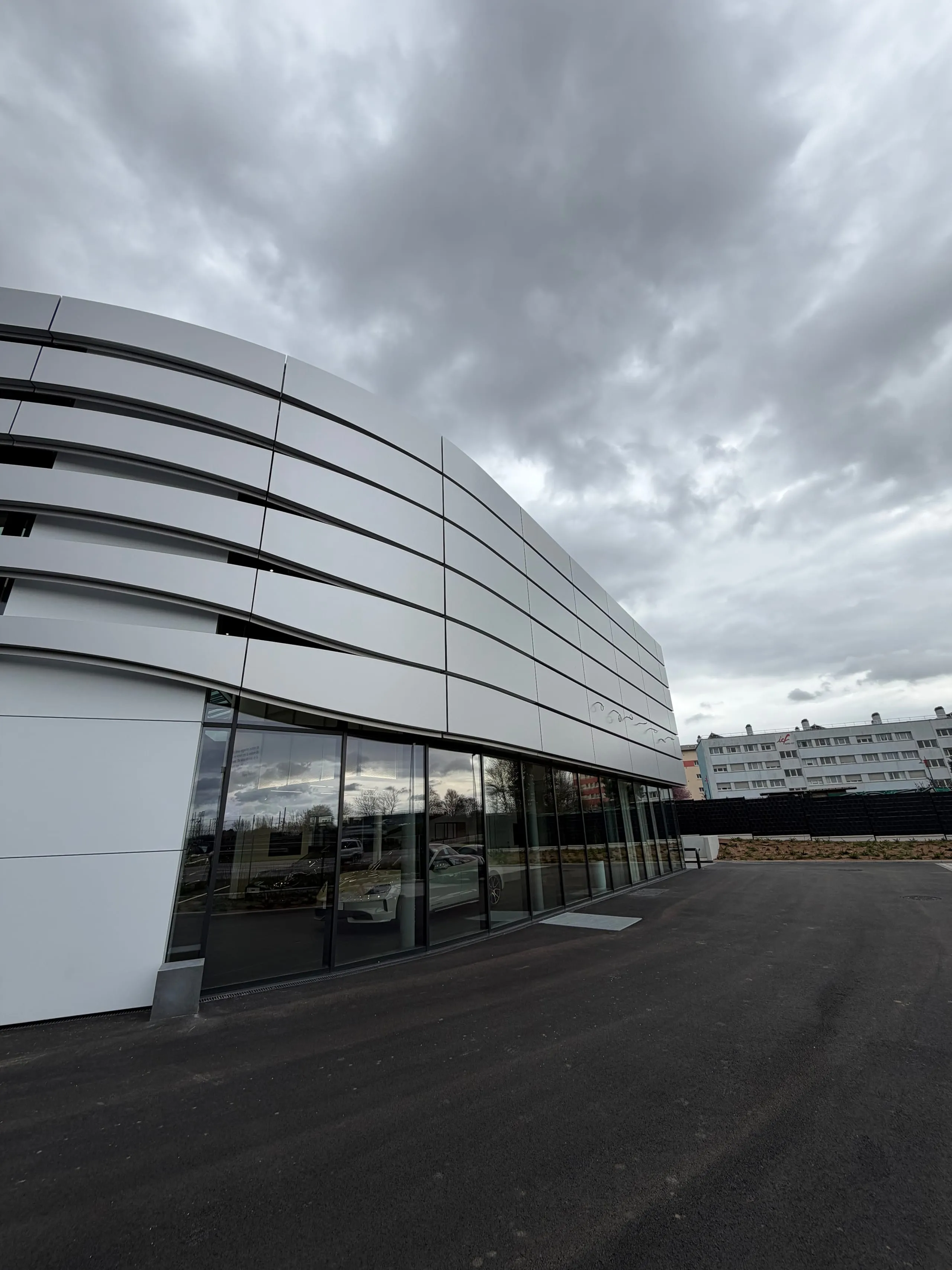 Façade vitrée et habillage aluminium