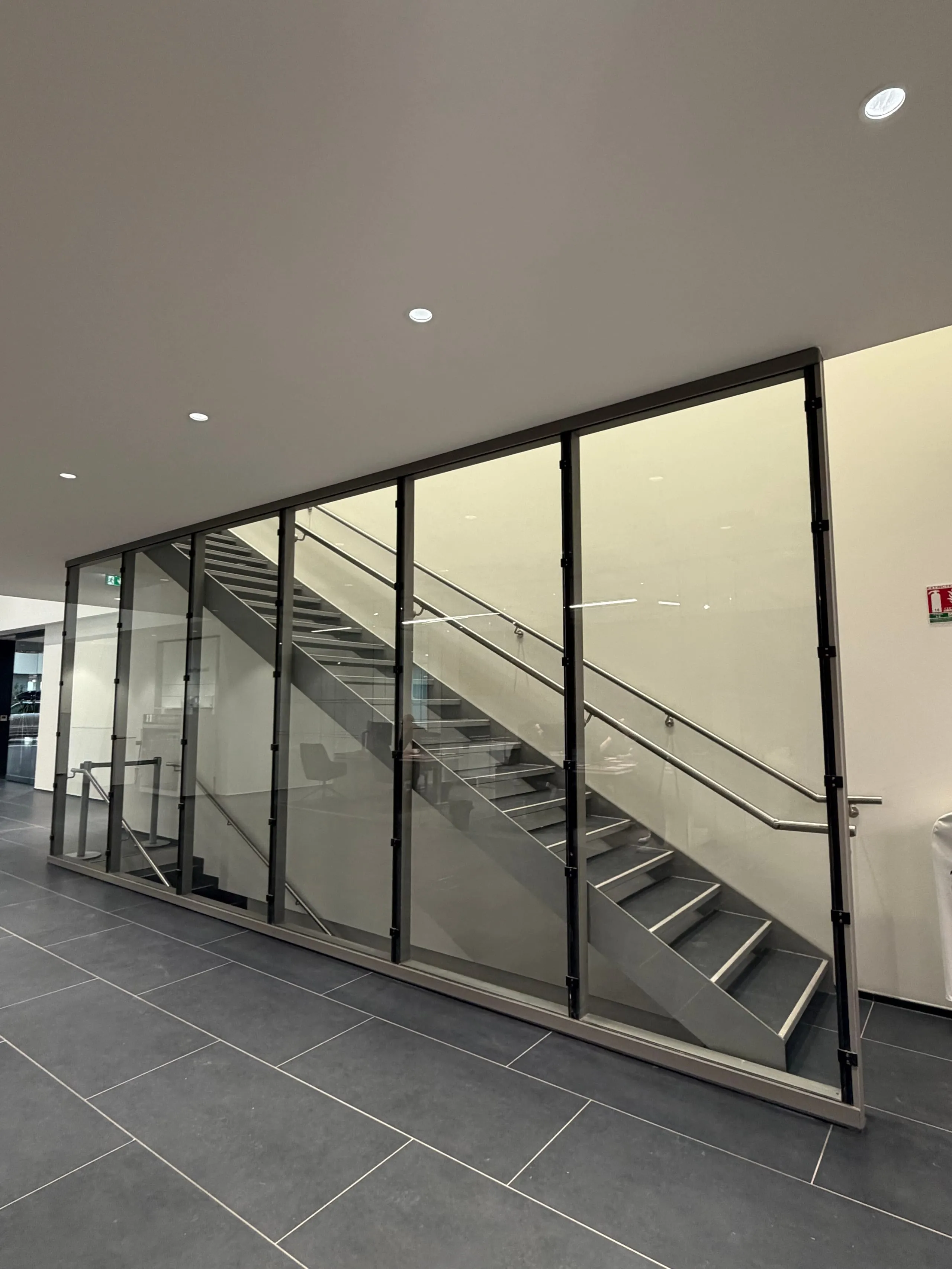 Mur rideau vu du showroom