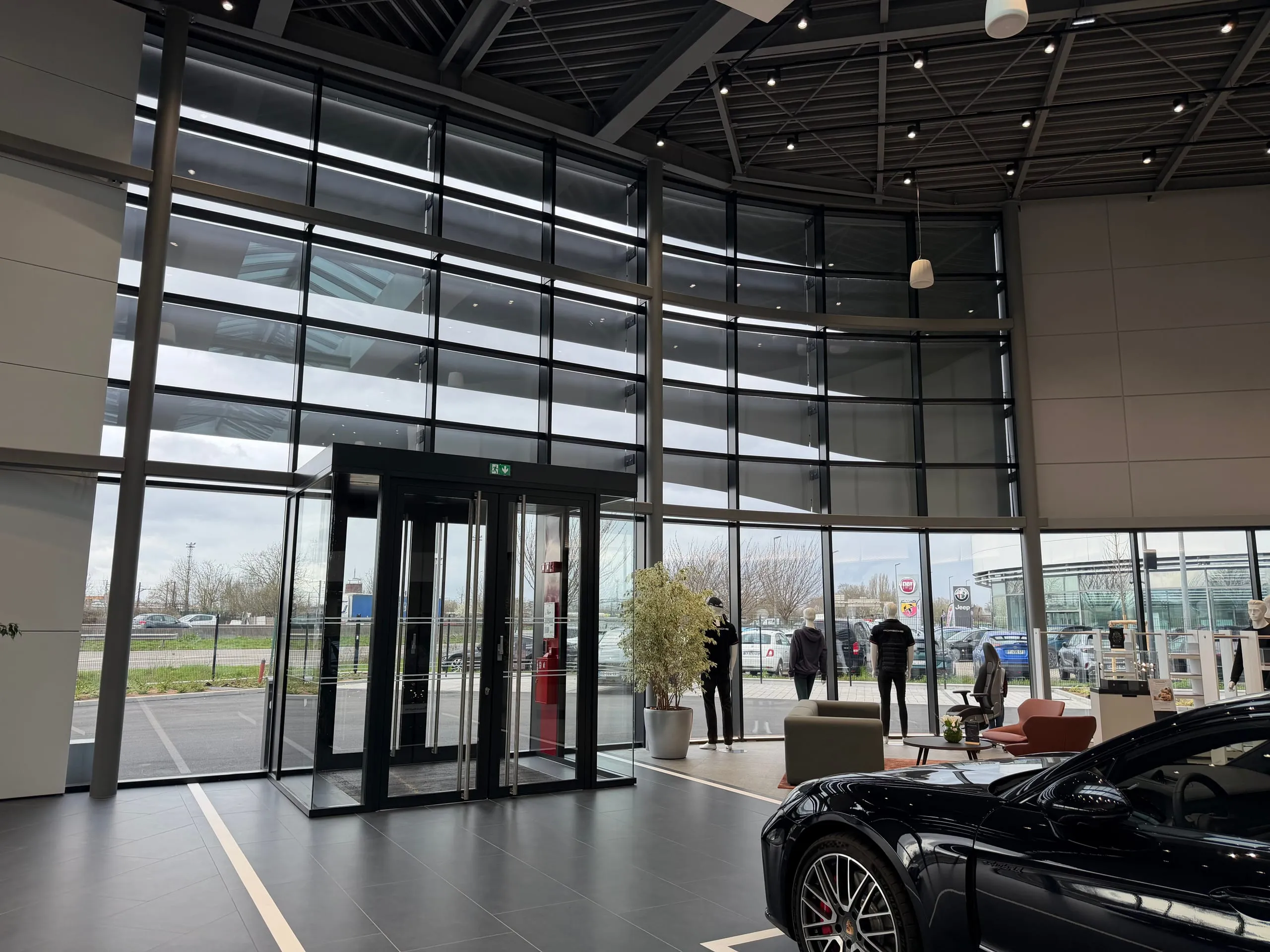 SAS d’entrée vitré du Centre Porsche Strasbourg
