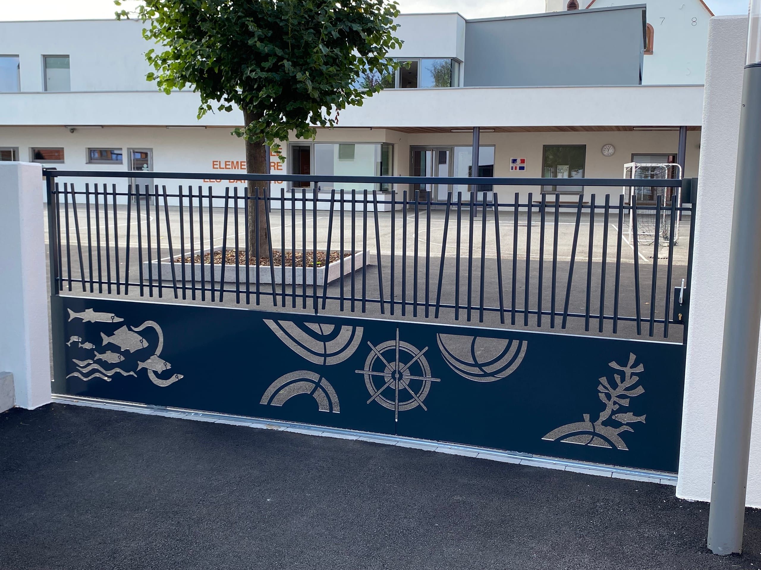 Portail coulissant avec tôles décoratives découpées au laser — Mairie de Mothern