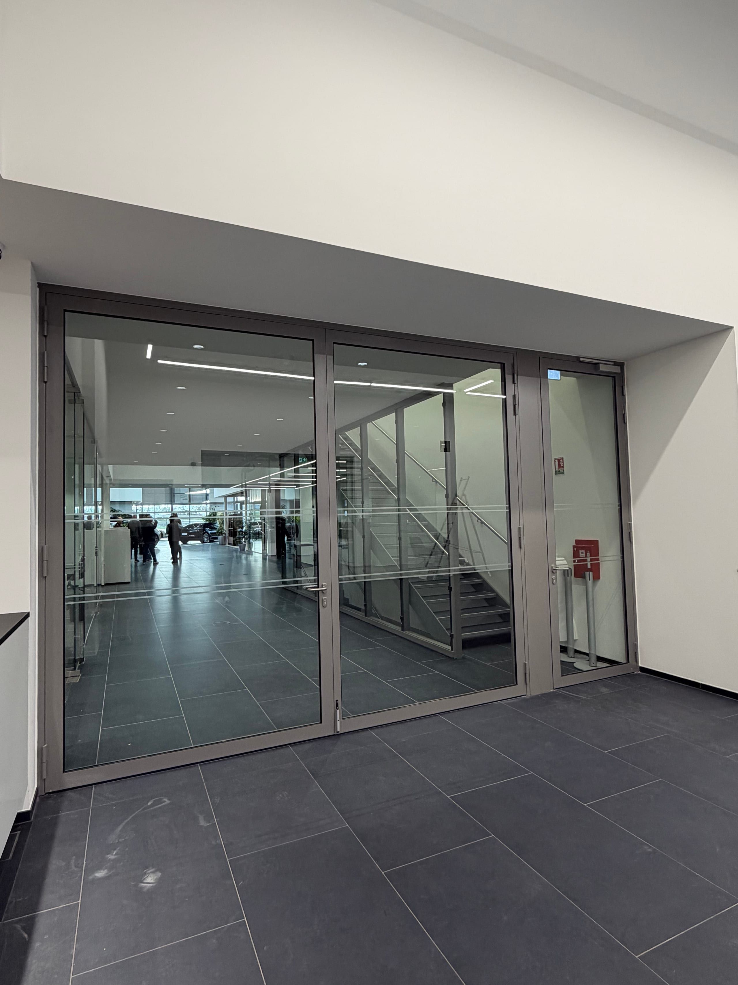 Porte vitrée sur profils acier au Centre Porsche Strasbourg