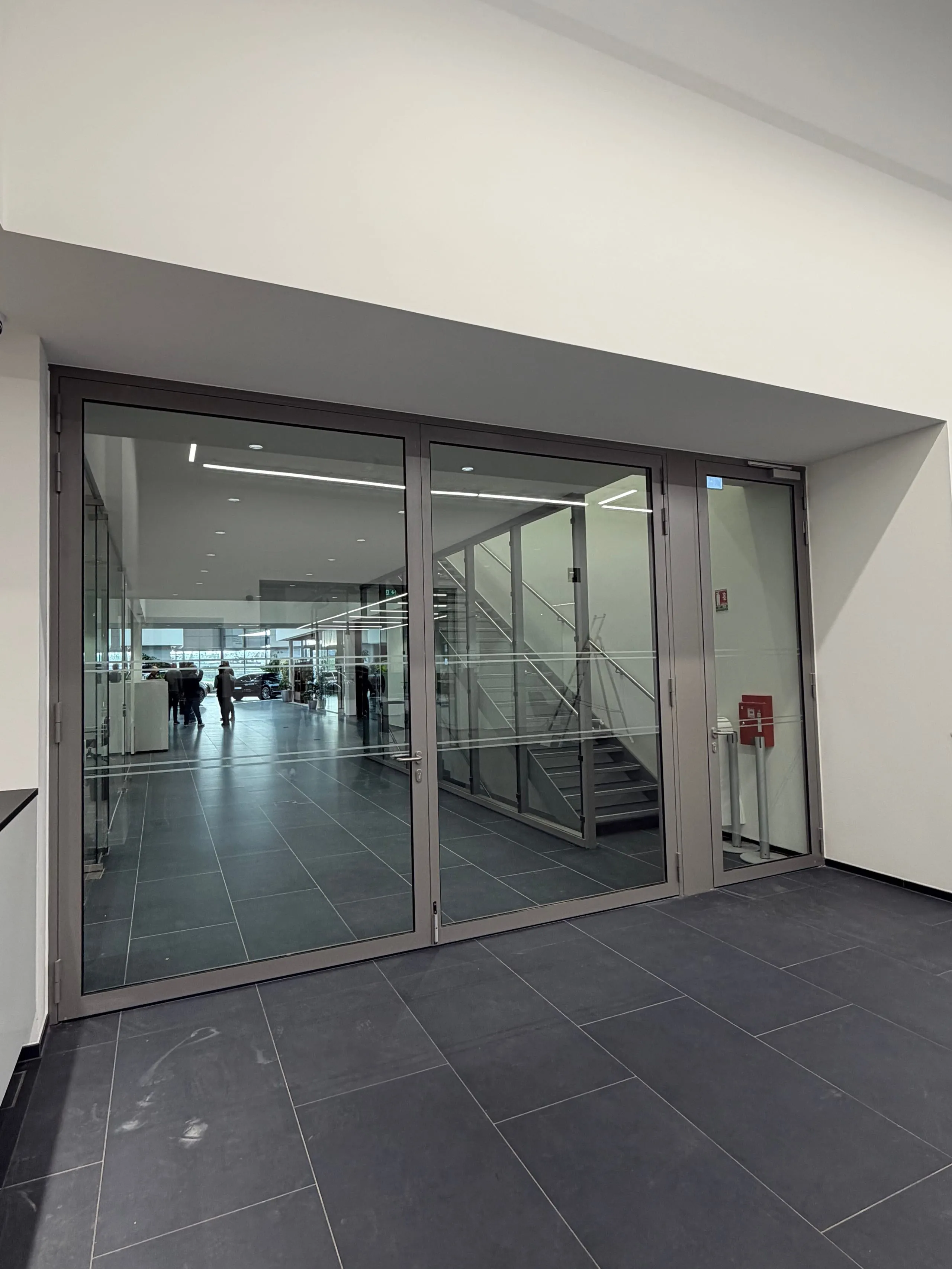 Porte vitrée sur profils acier au Centre Porsche Strasbourg